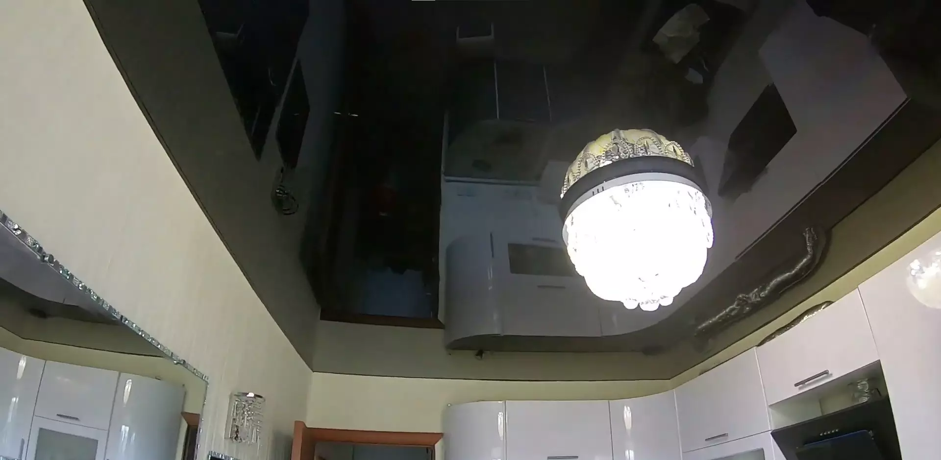 Черный натяжной потолок для кухни